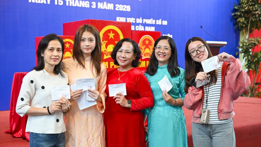 Người dân Thủ đô rạng rỡ đi bỏ phiếu trong 'ngày hội non sông' của cả nước