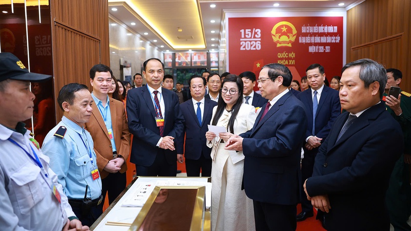 Thủ tướng Chính phủ Phạm Minh Chính bỏ phiếu tại Khu vực bầu cử số 21, phường Tây Hồ