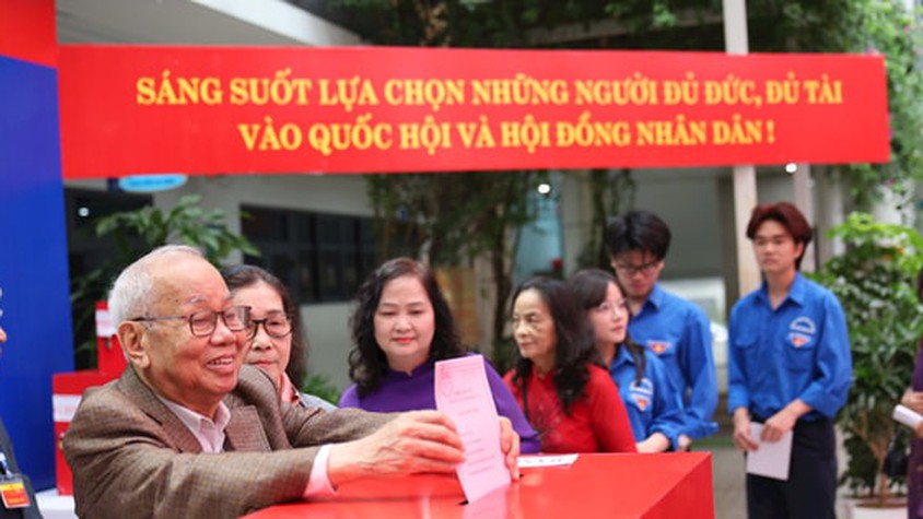 Lá phiếu trách nhiệm của cử tri hai thế hệ ở phường Đống Đa