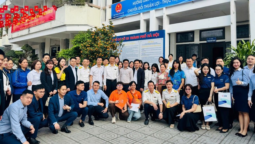 Lễ ra quân và các hoạt động hỗ trợ hộ, cá nhân kinh doanh trên địa bàn xã Sơn Đồng của thuế cơ sở 23 Thành phố Hà Nội