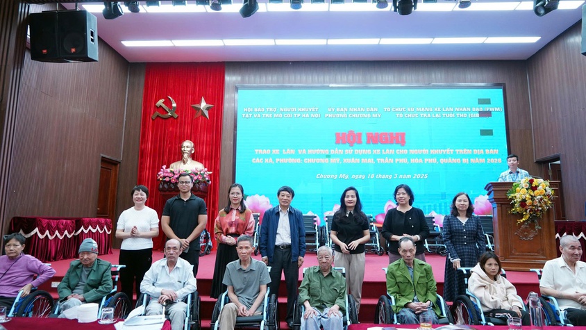 Trao tặng 42 xe lăn cho người khuyết tật trên địa bàn phường Chương Mỹ và các xã lân cận