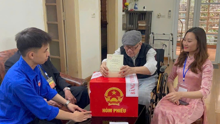 Phường Hoàn Kiếm: Đưa thùng phiếu đến tận nhà phục vụ cử tri cao tuổi, bệnh yếu