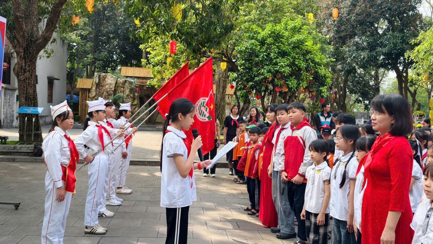 Dấu ấn thiêng liêng trong Lễ kết nạp đội viên mới tại Đền Đô