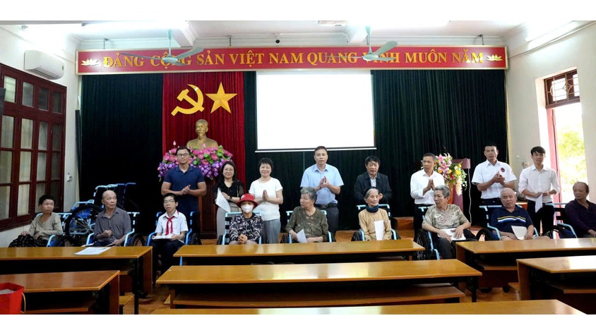 PHƯỜNG SƠN TÂY TỔ CHỨC TẬP HUẤN VÀ TRAO XE LĂN CHO NGƯỜI KHUYẾT TẬT