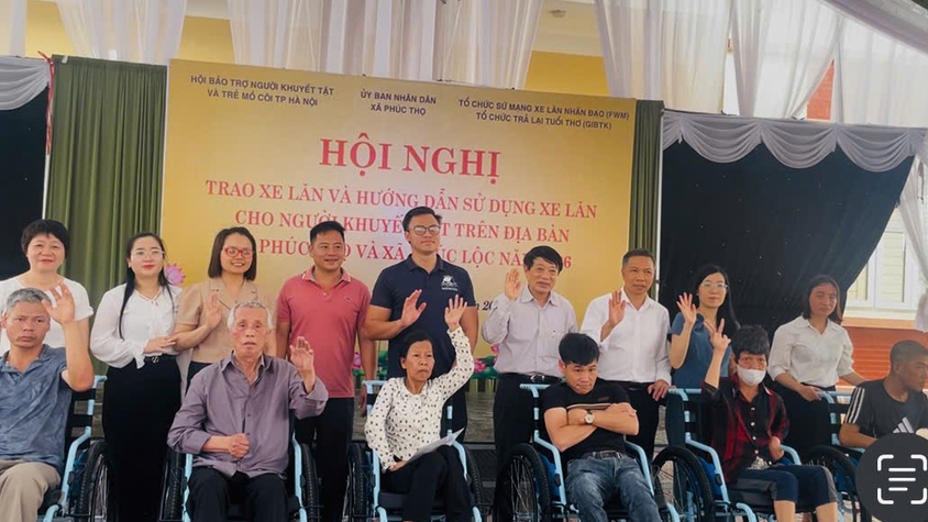 Phúc Thọ: Trao 15 xe lăn, lan tỏa nghĩa tình vì người khuyết tật