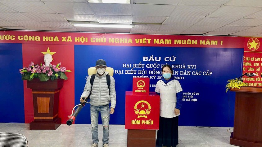 Trạm Y tế phường Hoàng Liệt tổ chức phun hoá chất khử khuẩn tại các điểm bỏ phiếu trên địa bàn phường 