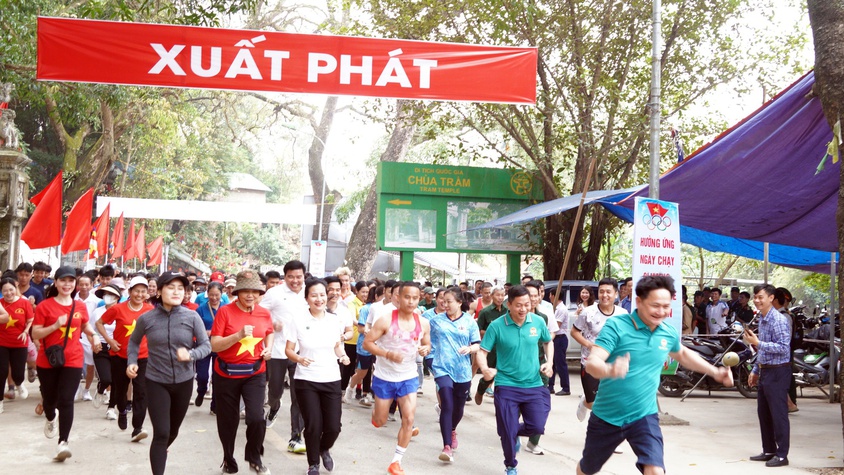 Hơn 500 cán bộ và nhân dân phường Chương Mỹ hưởng ứng Ngày chạy Olympic vì sức khỏe toàn dân