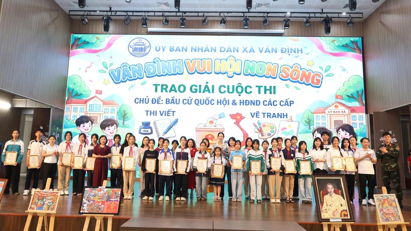 UBND xã Vân Đình trao giải Cuộc thi “Vân Đình – Vui ngày hội non sông”