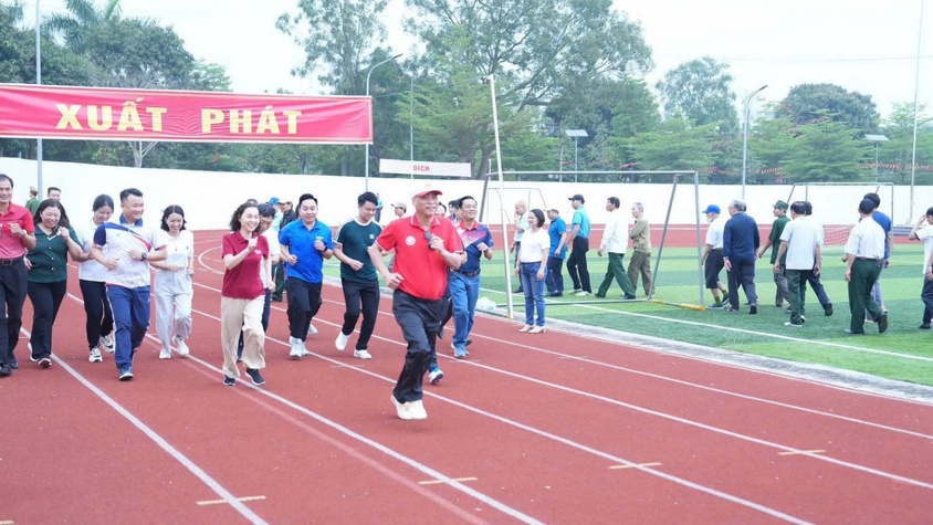 Hơn 1.000 người tham gia Ngày chạy Olympic vì sức khoẻ toàn dân xã Đan Phượng.