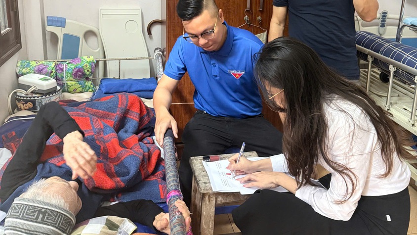 Chi nhánh số 01: Hỗ trợ TTHC cho công dân 96 tuổi tại nơi cư trú