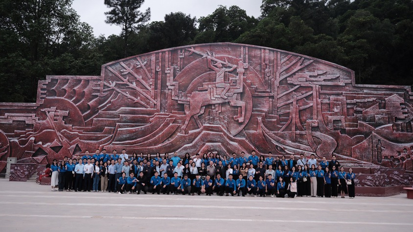 Trung tâm Phục vụ hành chính công Hà Nội 
tổ chức Chương trình “Về nguồn - Dâng hương Đền Sóc”