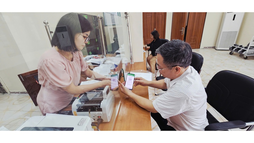 Khách hàng vay vốn tại Phòng giao dịch NHCSXH Sơn Tây - Mở tài khoản nhận tiền vay, nói không với tiền mặt