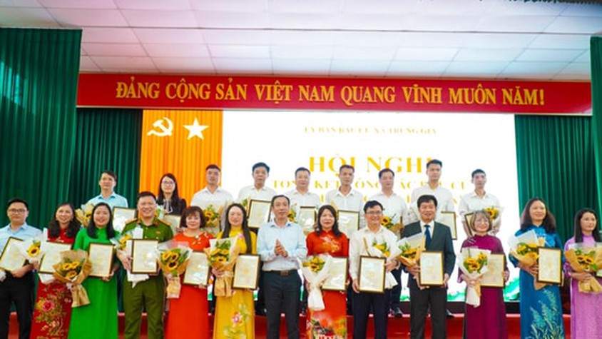 Xã Trung Giã khen thưởng 49 tập thể, 162 cá nhân có thành tích trong công tác bầu cử