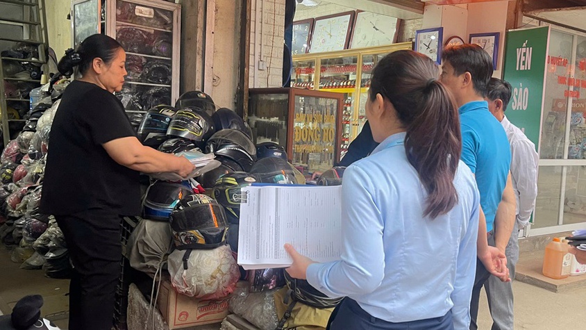 Xuân Mai: Trực tiếp hướng dẫn hộ kinh doanh, cá nhân kinh doanh sử dụng công nghệ số hỗ trợ quản lý kinh doanh tại khu chợ Xuân Mai