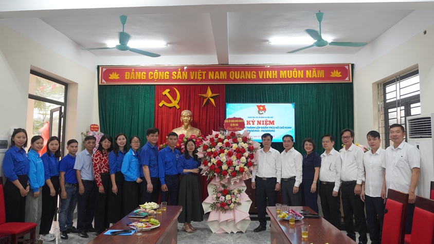 Lãnh đạo xã tặng hoa và chúc mừng Đoàn Thanh niên xã nhân dịp kỷ niệm 95 năm Ngày thành lập Đoàn Thanh niên Cộng sản Hồ Chí Minh (26/3/1931 – 26/3/2026).
