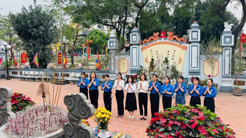 Chi đoàn Trường Mầm non Tân Mai tổ chức tham quan, dâng hương tại Đền thờ Chu Văn An