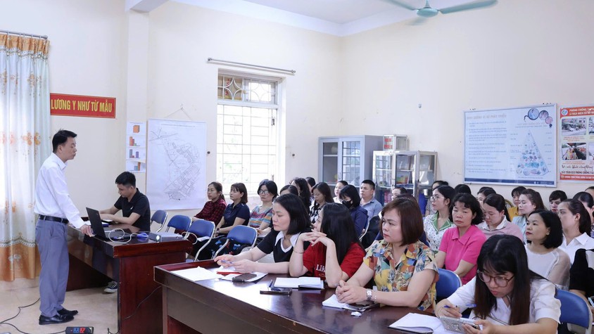 Trạm Y tế phường Dương Nội tập huấn kiến thức an toàn thực phẩm cho nhân viên phụ trách y tế học đường và bếp ăn các trường học