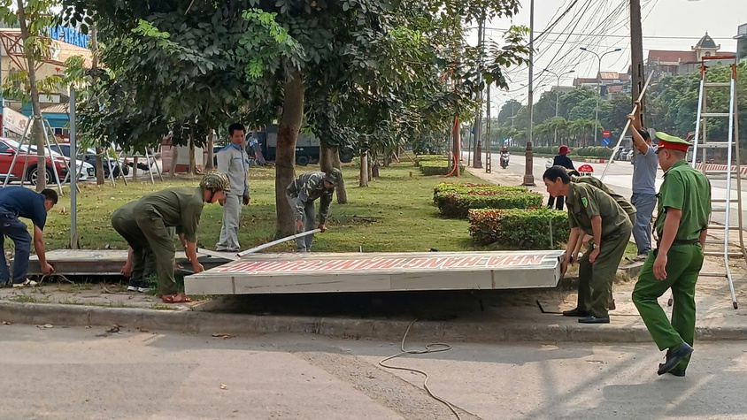 RA QUÂN XỬ LÝ BIỂN QUẢNG CÁO SAI QUY ĐỊNH, CHỈNH TRANG ĐÔ THỊ PHƯỜNG SƠN TÂY