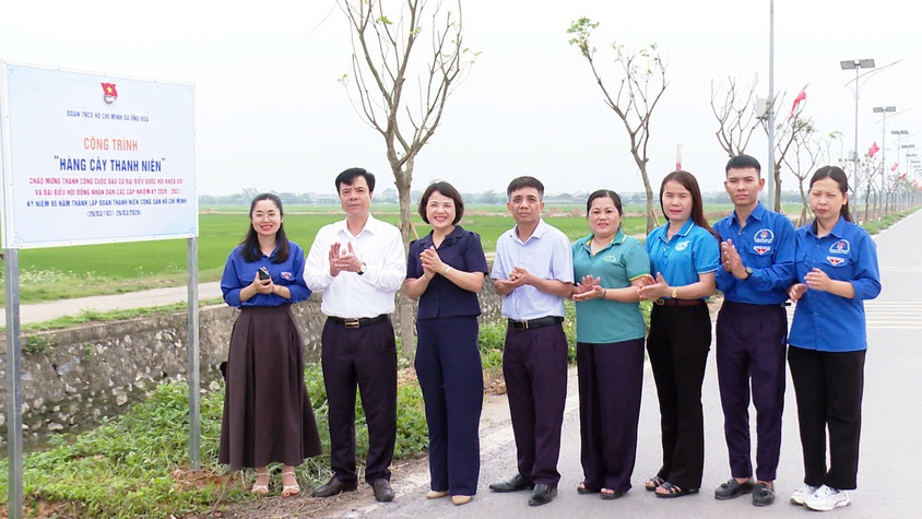 ỨNG HÒA GẮN BIỂN 2 CÔNG TRÌNH HÀNG CÂY CHÀO MỪNG CÁC SỰ KIỆN TRỌNG ĐẠI.