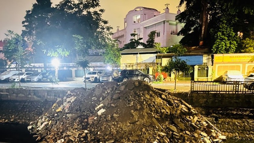 Phường Kim Liên thông tin chính thức về phản ánh “đổ trộm rác thải xây dựng xuống sông Lừ”