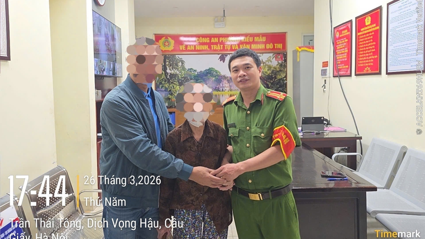 Công an phường Cầu giấy giúp đỡ cụ bà đi lạc trở về với gia đình