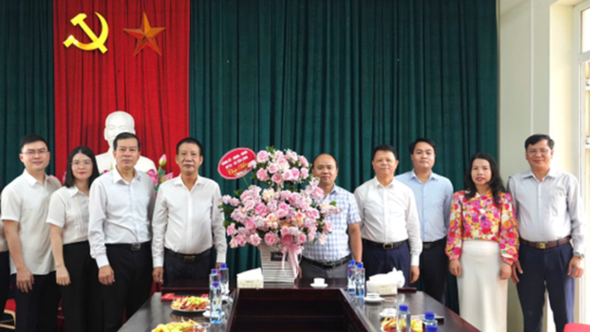 Lãnh đạo xã Yên Lãng thăm, chúc mừng Trung tâm Dịch vụ tổng hợp nhân dịp kỷ niệm 80 năm Ngày truyền thống ngành Thể dục thể thao Việt Nam
Nhân dịp kỷ niệm 80 năm Ngày truyền thống ngành Thể dục thể thao Việt Nam (27/3/1946 - 27/3/2026).
