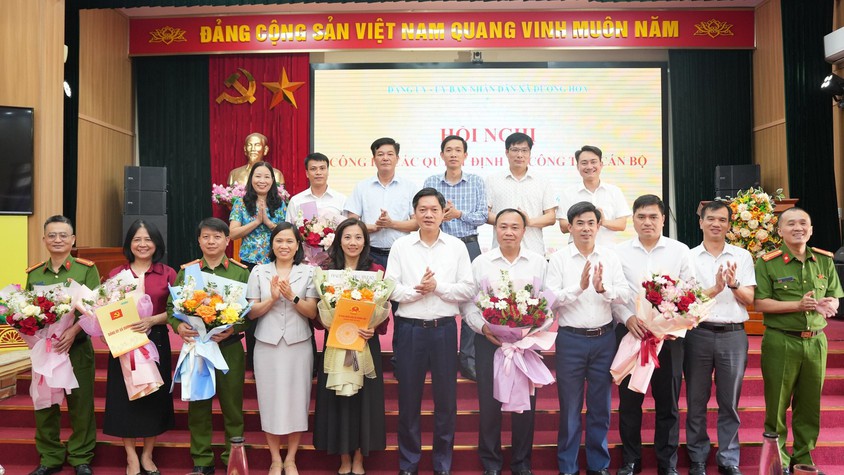 Xã Dương Hoà công bố và trao các Quyết định về công tác cán bộ