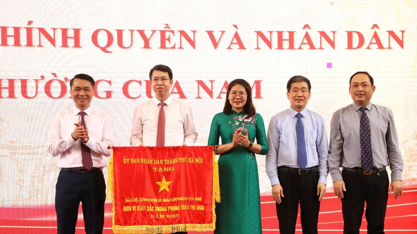 Phường Cửa Nam nhận Cờ đơn vị xuất sắc phong trào thi đua thành phố Hà Nội năm 2025