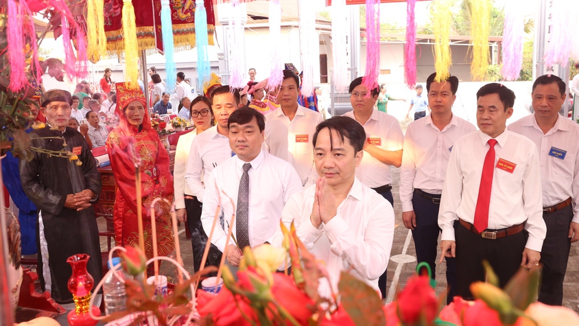 Các đồng chí lãnh đạo xã Bất Bạt dự lễ hội truyền thống năm 2026 tại Đình làng Tòng Lệnh.