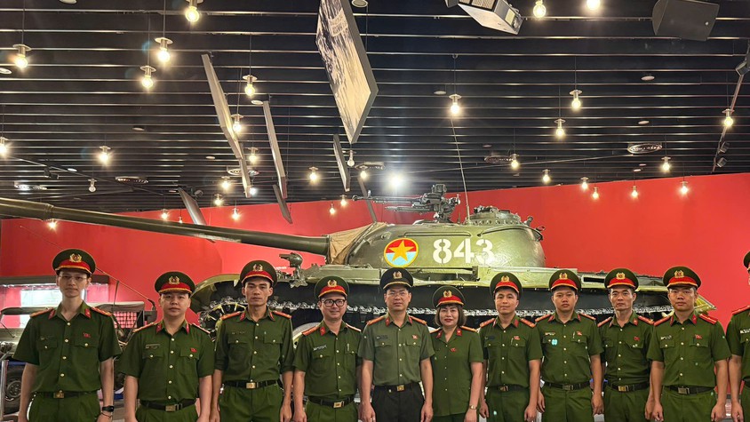 Chi đoàn Công an xã Bát Tràng đẩy mạnh giáo dục truyền thống qua hoạt động tham quan thực tế