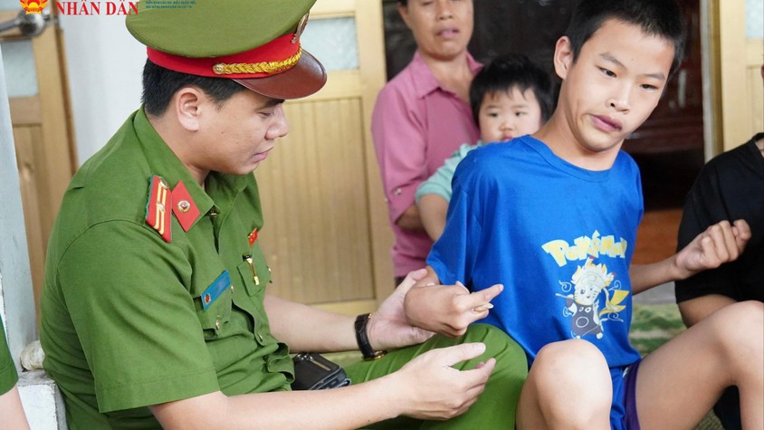 Nơi những đứa trẻ mồ côi gọi chiến sĩ Công an là 