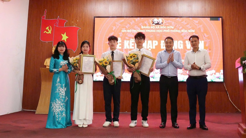 CHI BỘ TRƯỜNG THPT SÓC SƠN KẾT NẠP 3 ĐẢNG VIÊN LÀ HỌC SINH ƯU TÚ