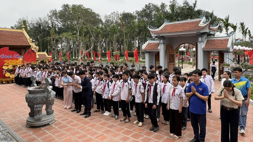 Trường THCS Quảng Phú Cầu tổ chức dâng hương tại Khu lưu niệm Trưởng ban Thường trực Quốc hội Bùi Bằng Đoàn