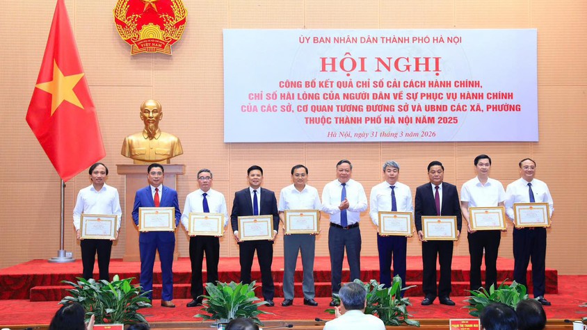 XÃ ỨNG HÒA DẪN ĐẦU NHÓM III CHỈ SỐ CẢI CÁCH HÀNH CHÍNH NĂM 2025, ĐƯỢC UBND THÀNH PHỐ TẶNG BẰNG KHEN.