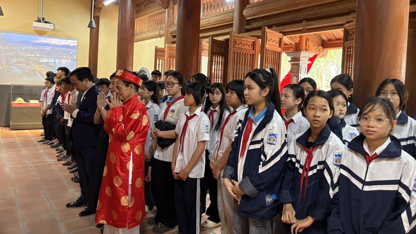 Trường THCS Liên Bạt tổ chức hoạt động ngoại khóa, dâng hương tại Khu lưu niệm Trưởng ban Thường trực Quốc hội Bùi Bằng Đoàn