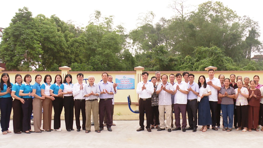 HỘI LIÊN HIỆP PHỤ NỮ XÃ ỨNG HÒA KHÁNH THÀNH, BÀN GIAO SÂN CHƠI CỘNG ĐỒNG THÔN PHƯỢNG VIỀN.