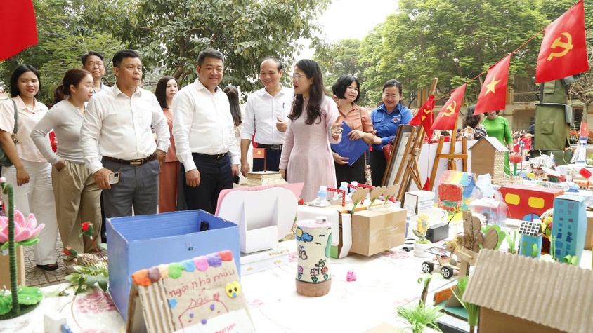 Ngày hội STEM và Công nghệ chủ đề “Công nghệ dẫn lối – kiến tạo tương lai” trường Tiểu học Vạn Phúc