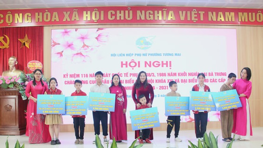 Phụ nữ Tương Mai thi đua chào mừng ngày bầu cử