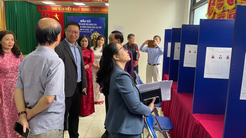 Sở Văn hóa và thể thao kiểm tra công tác tuyên truyền, cổ động trực quan phục vụ bầu cử tại phường Nghĩa Đô