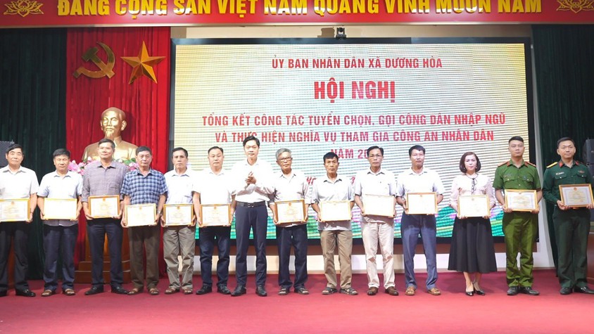 UBND xã khen thưởng 13 tập thể và 23 cá nhân có thành tích trong công tác tuyển chọn, gọi công dân nhập ngũ năm 2026