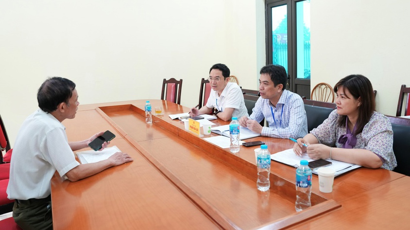 Đồng chí Phạm Gia Lộc - Phó Bí thư Đảng ủy, Chủ tịch UBND xã Sơn Đồng tiếp công dân