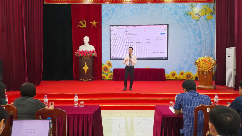 Xã Hồng Vân tổ chức tập huấn sử dụng không gian làm việc số Hanoiwork