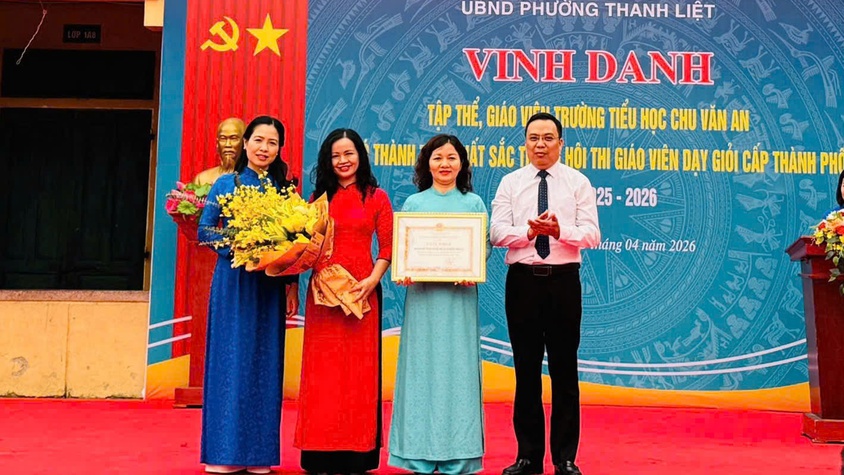 Phường Thanh Liệt khen thưởng hai giáo viên có thành tích xuất sắc tại Hội thi giáo viên dạy giỏi cấp Tiểu học Thành phố