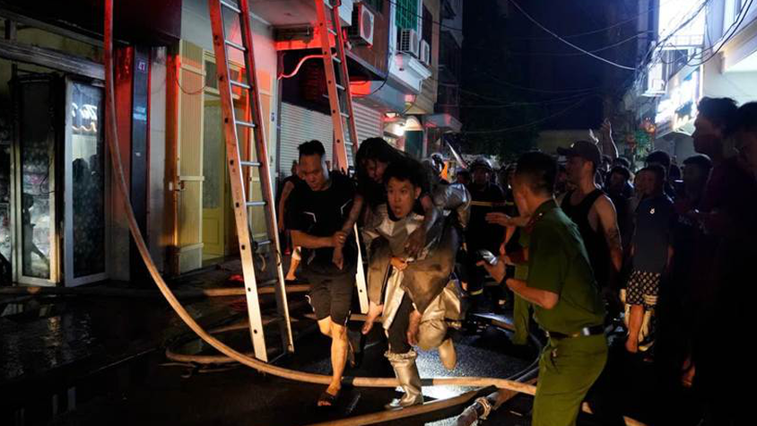 Kịp thời cứu 05 người mắc kẹt trong vụ cháy nhà dân tại phường Hồng Hà