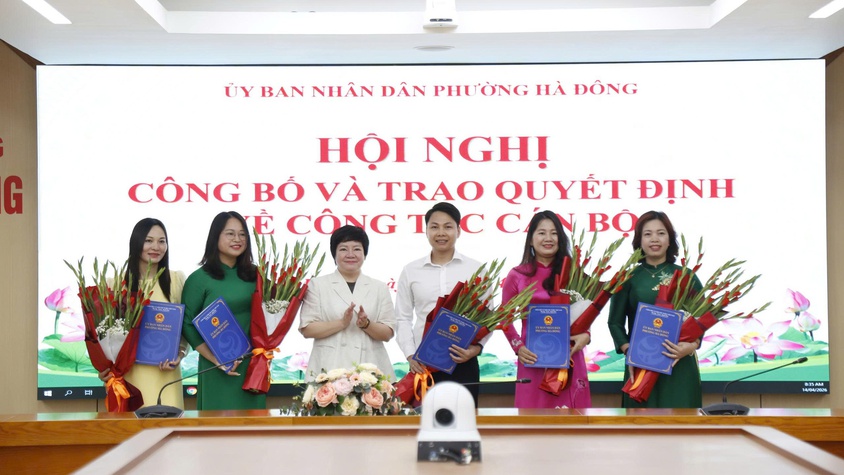 Phường Hà Đông trao quyết định bổ nhiệm, bổ nhiệm lại 5 cán bộ lãnh đạo