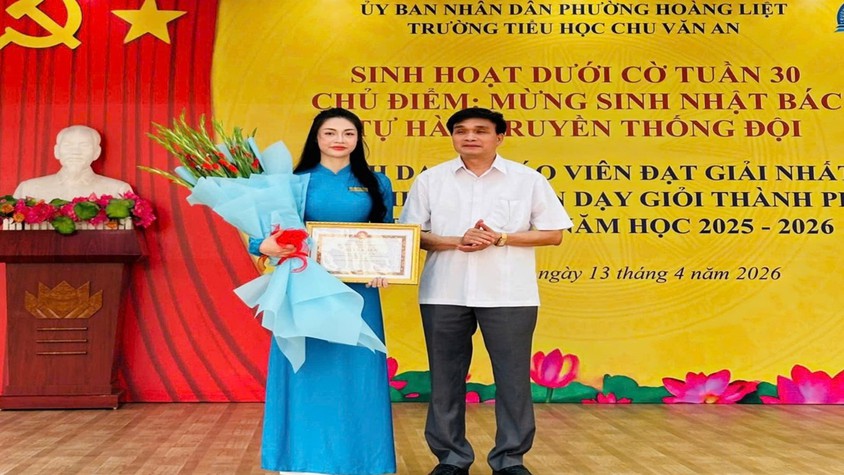 UBND phường Hoàng Liệt gặp mặt, chúc mừng cô giáo Trần Thị Ý Nhi đạt giải Nhất trong Hội thi Giáo viên dạy giỏi cấp Thành phố