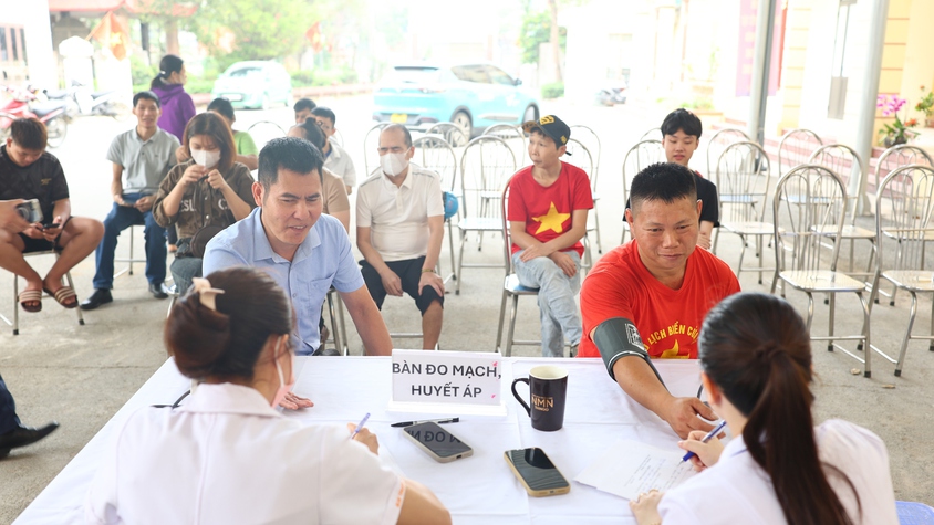 THẠCH THẤT: TỔ CHỨC KHÁM BỆNH, CẤP THUỐC MIỄN PHÍ CHO NGƯỜI KHUYẾT TẬT