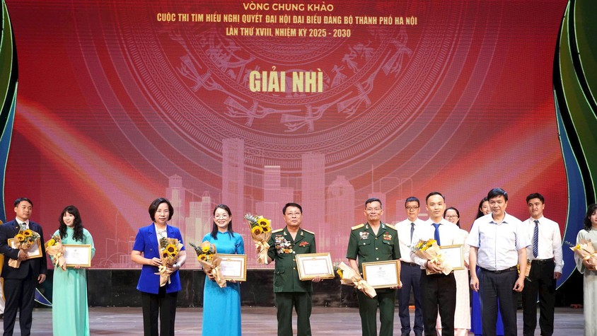 Đồng chí Phó Chủ tịch Công đoàn Phường Phú Thượng cùng các thành viên đội thi 