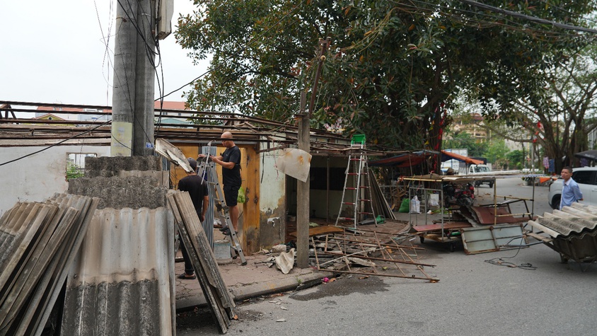 Các hộ kinh doanh tại chợ Ao Đình, thôn Dương Đá tự nguyện tháo dỡ các công trình vi phạm