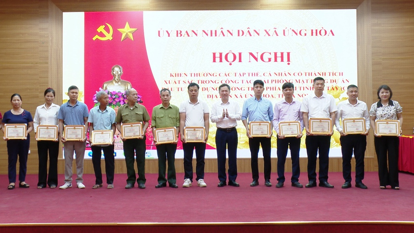 ỨNG HÒA KHEN THƯỞNG 28 TẬP THỂ, CÁ NHÂN XUẤT SẮC TRONG GIẢI PHÓNG MẶT BẰNG.